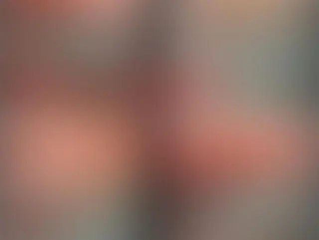 Pipi ins Klo und mit der Pussy gespielt