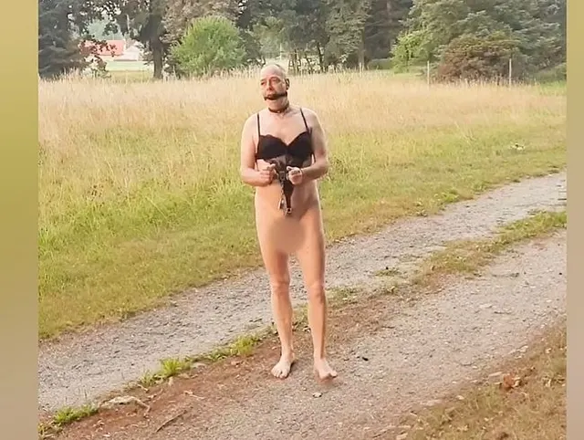 Wenn der Sklave sich im Freien auf dem Feldweg präsentieren muss