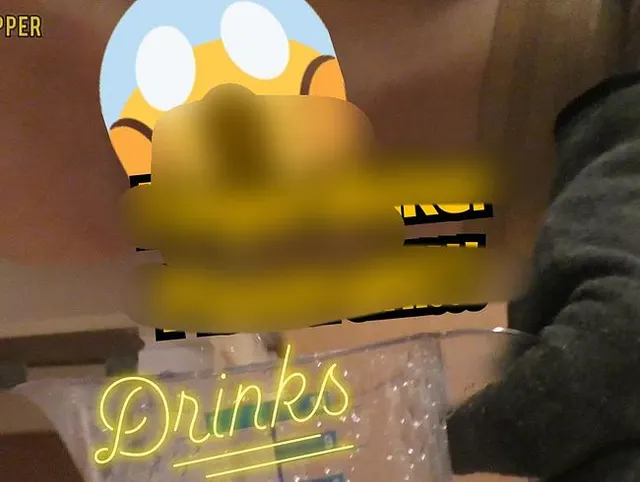 Krass! Geiler Pissstrahl in Messbecher!!