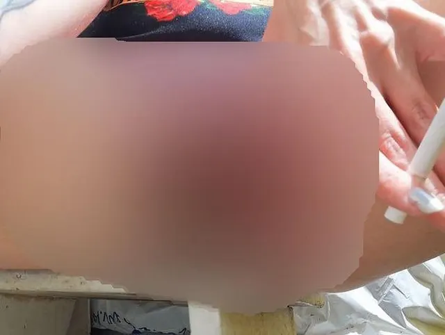 Rauchen außerhalb haarige Muschi großen Kitzler und schmutzige Höschen