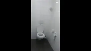 KLINIK KLO benutzt, pissen, abwischen, abziehen!!