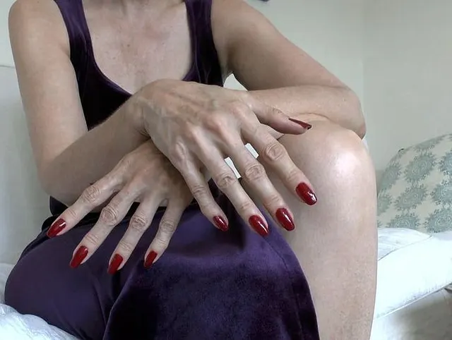 Schöne rote Fingernägel präsentieren und in deiner Hose masturbieren, Teil 3 – Lady Victoria
