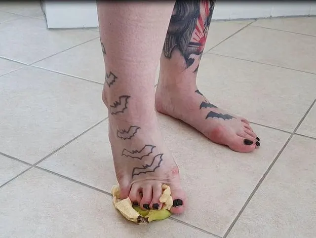 Banane mit sexy dreckigen Füssen zermatscht