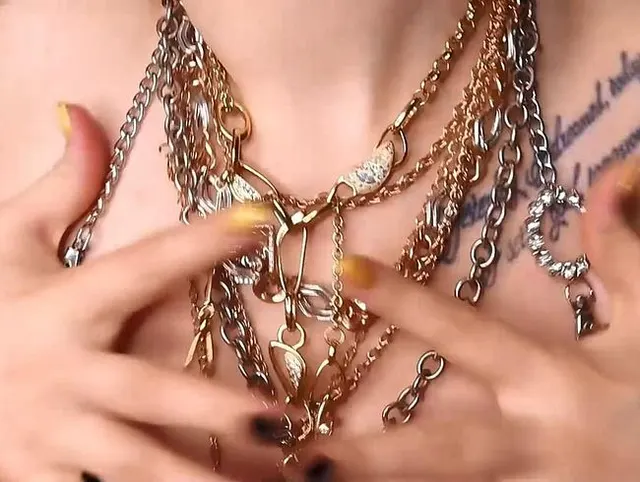 Goldener Schmuck Fetisch & JOI & Big Tits necken