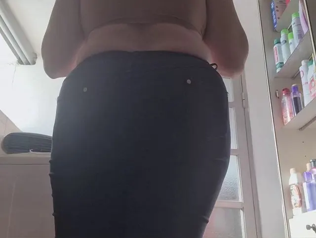 Heißes Pinkeln und Duschen für die fette Nicoletta