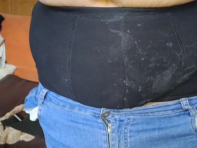 Sein wichsflecken- Slip angezogen