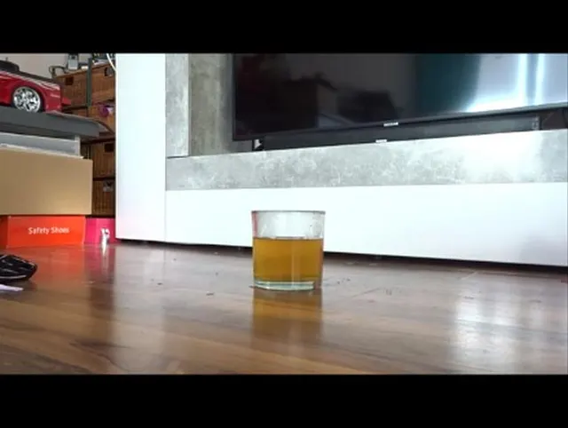 Dreckige Pussy pisst ab