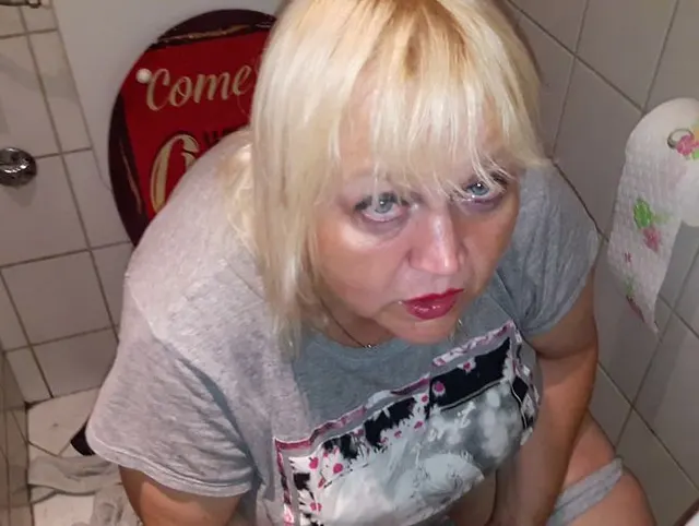 Sein Pimmel beim pissen gehalten