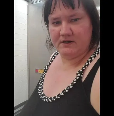50 CENT BEZAHLT PISSEN IM KLO HAUS AUF DENN BODEN.