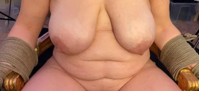 Gefesselt und mit dem grossen Vibrator gequält….