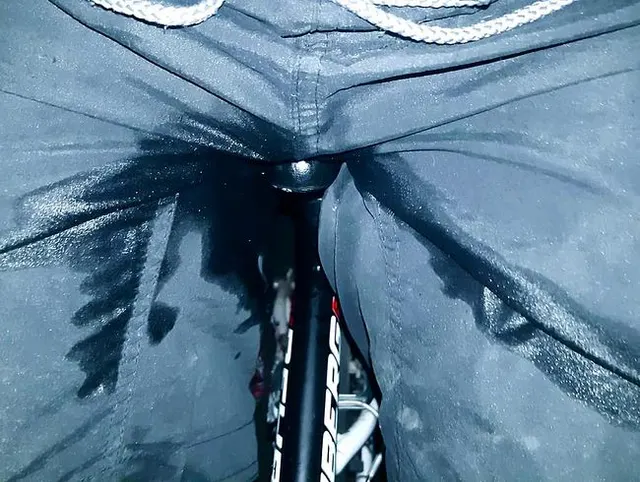 Beim Fahrradfahren in die Hose Pinkeln