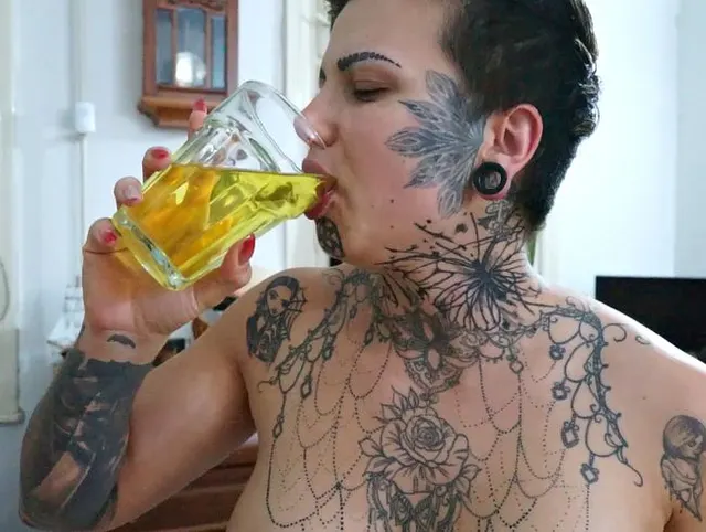 MEINE SCHMUTZIGEN GEHEIMNISSE - Ich trinke ein großes Glas Pisse in einem einzigen Schluck (ungeschnitten !!!!)