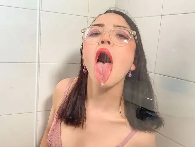 In die Dusche meines Hauses pinkeln
