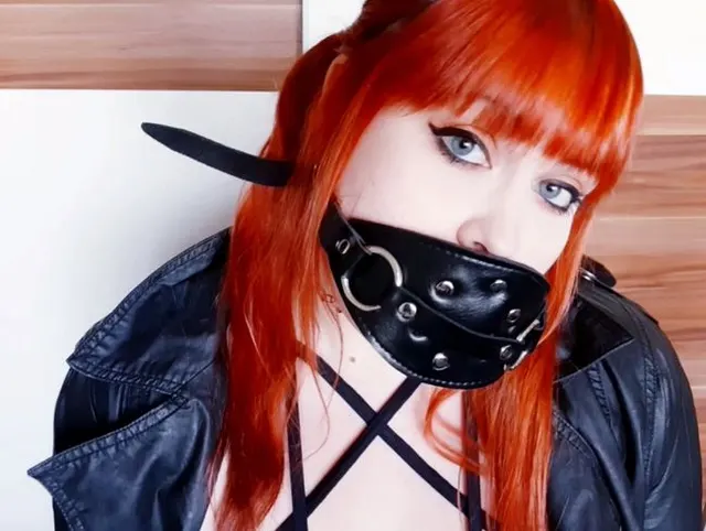 Sabbernder Tittenfick mit Dildoknebel!