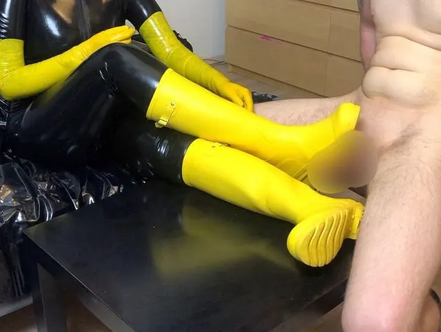Deine Melkschlampe in einem ganz besonderen Gummioutfit
