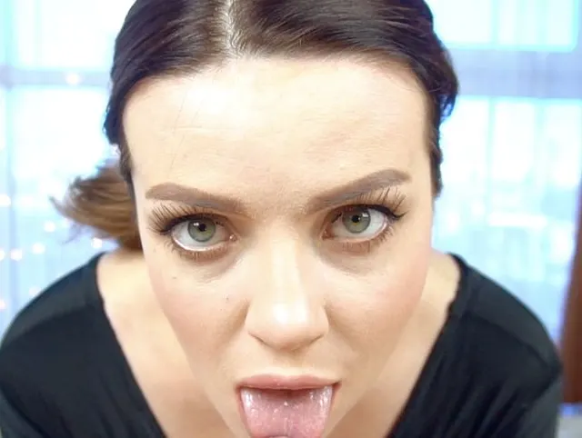 Freundin in Handschuhen bläst und schluckt Sperma / Luna Roulette