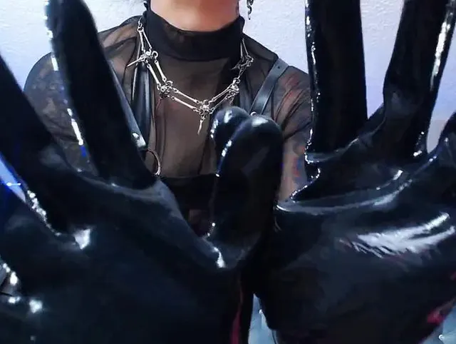 LUBE Strap-on mit Latexhandschuhen