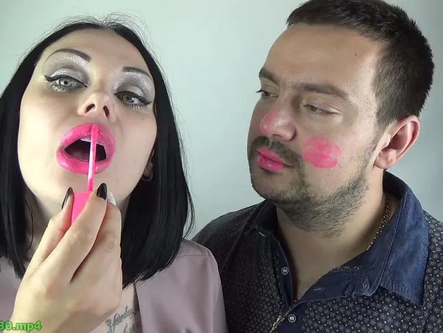 Bedecke Alex mit pinkfarbenen Lippenstiftküssen auf seinem ganzen Gesicht