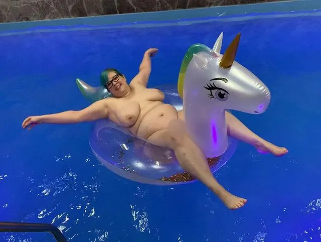 Spaß im Pool! Abby auf dem edlen Aufblaseinhorn