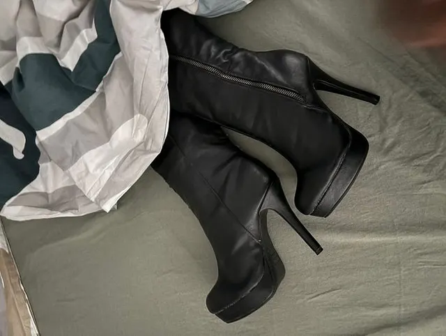 Große Sperma Ladung auf ihre hohen Stiefel im Bett