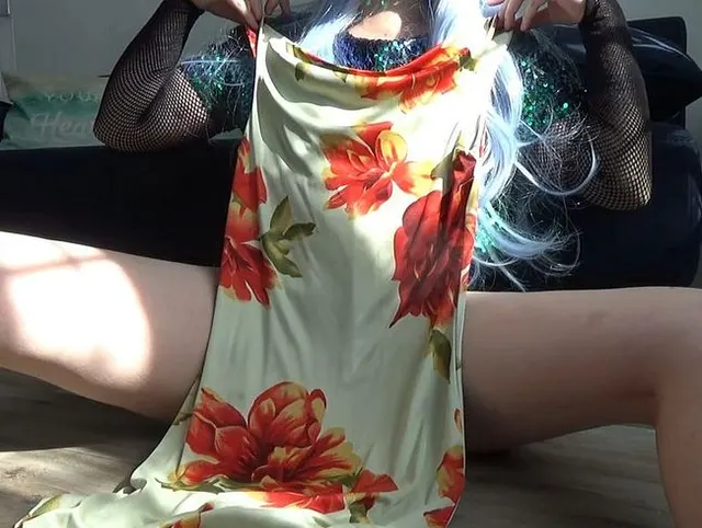 Auf ihr Sommerkleid gepisst