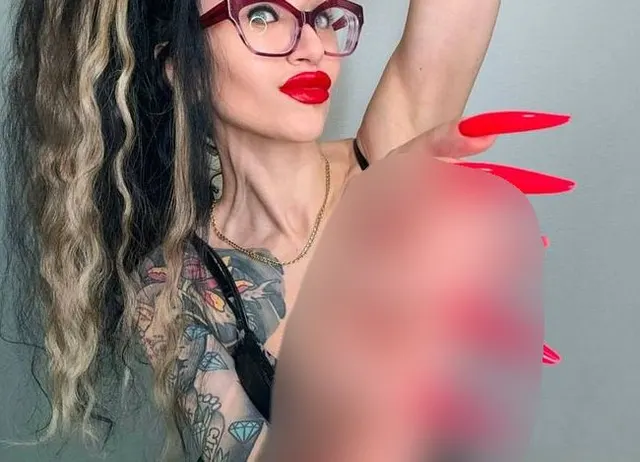 Knallrote lange Nägel und Handjobs mit Spucke