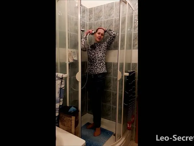 mit vollgepisster Jeans unter die Dusche