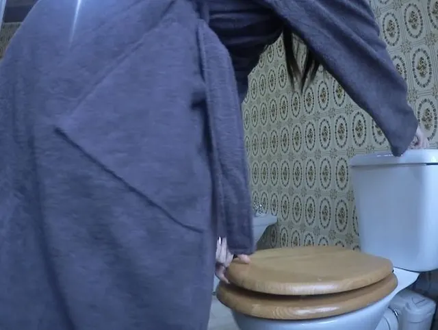 Die versaute Sophia putzt sich die Zähne und pisst dann in die Toilette