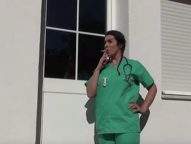 Krankenschwestern rauchen Pause HD