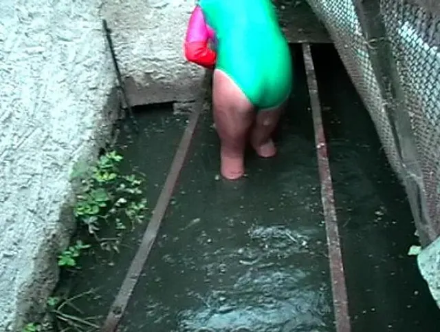 ich durfte die Klärgrube reinigen im Gymnastikanzug und Nylons