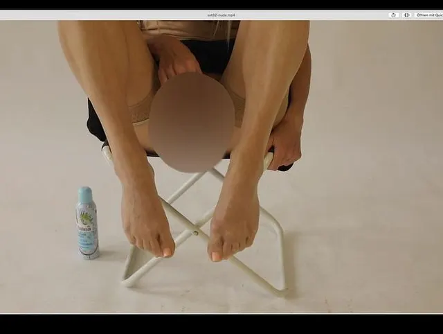 Im Studio mit em Pinsel zwischen den Beinen