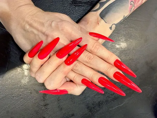 Leuchtend rote lange Nägel, lange Finger und Handfetisch