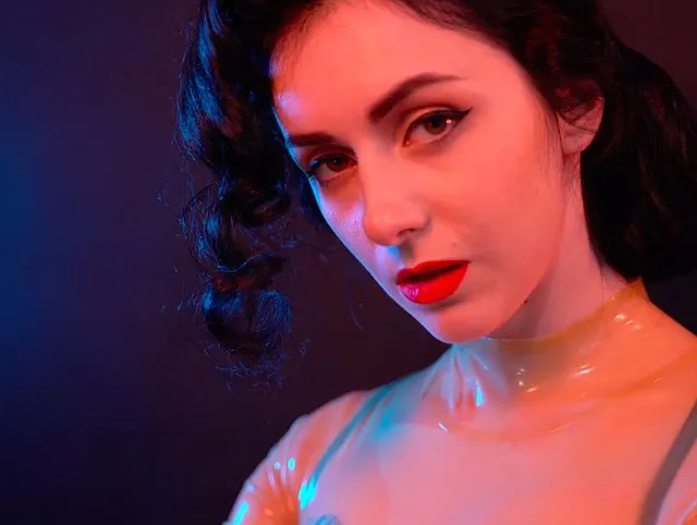Mädchen im transparenten Latexcatsuit mit Korsett