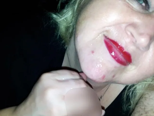 Red Bitch Lips bespermt