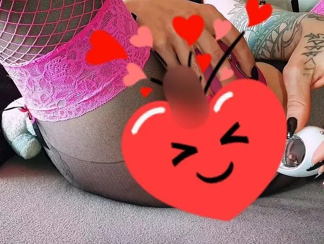 Fötzchen Wellness beim Porno gucken mit grossen Schwänzen lassen mein Honigtöpfchen ausschleimen..