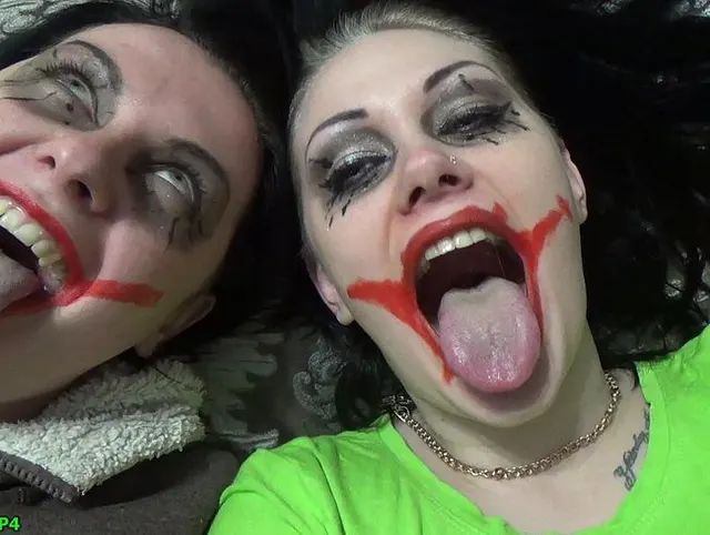 Zwei verrückte Clown Girls baumeln Sie über ihren hungrigen Mündern, bevor Sie kämpfen, wer Sie Ali isst