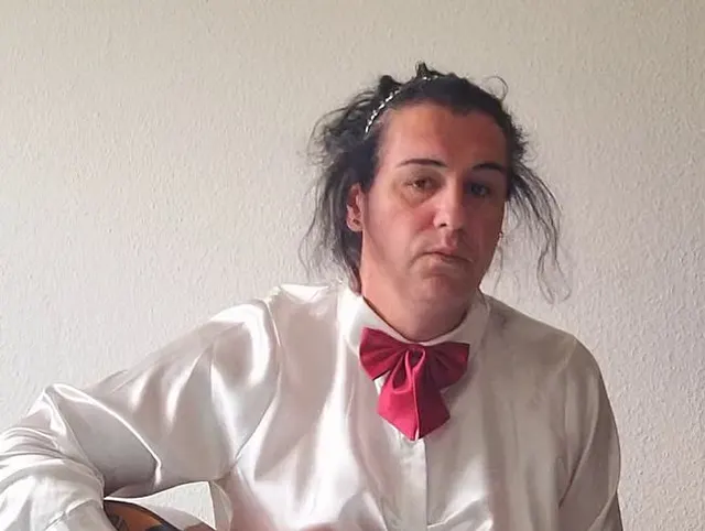Stute in Satinbluse spielt Gitarre und klärt auf :)