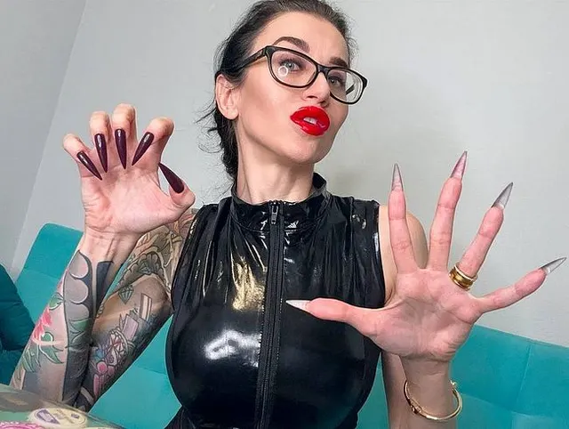 Dunkelviolette lange Nägel und Handjobs, schwarzes PVC an mir