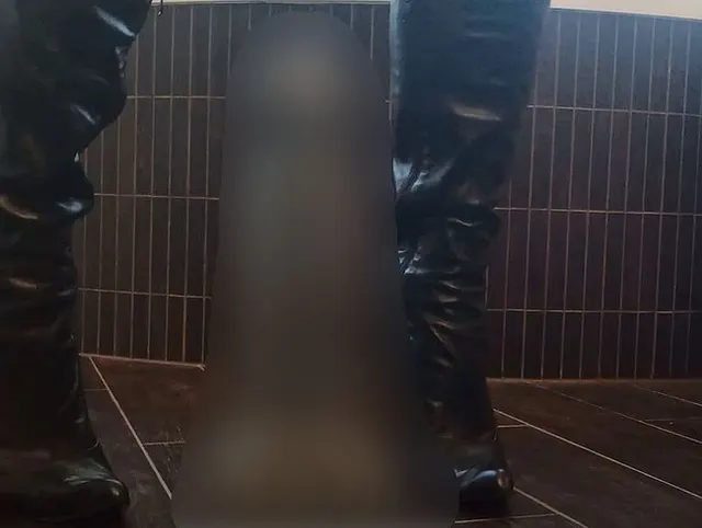 Der 10 cm dicke Dildo wird abgeritten und anschließend bekommt die Schlampe einen fetten Analplug