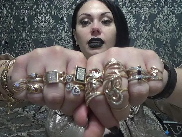 18 goldene Ringe und 3 Braceletes JOI