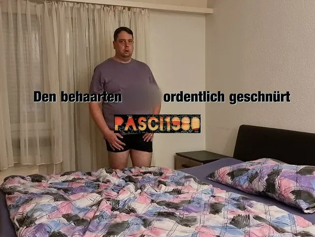 Den behaarten Penis ordentlich geschnürt