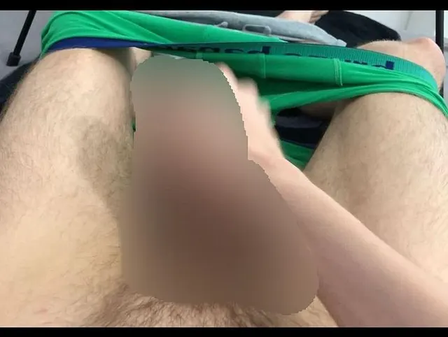 Video 072 - Maxi Sammelt sein Sperma in der Dose Cam 2 Teil 1-2