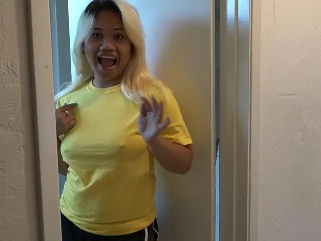 Goldene nasse Nippeldusche HD