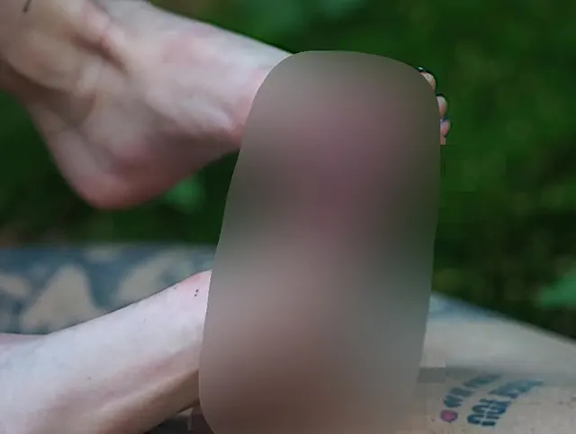 [POV FOOTJOB] Wir können uns im Wald nicht zurückhalten und sie wichst mich mit ihren Füßen, um mich zum Abspritzen zu bringen
