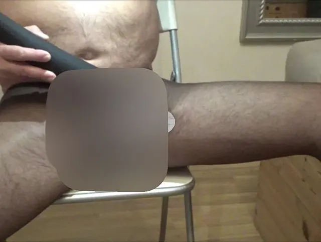In IHRER schwarzen Nylonstrumpfhose mit dem Massagestab zum abspritzen gebracht