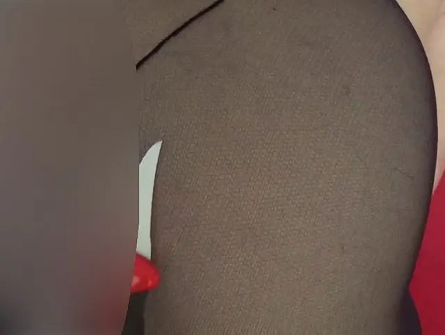 Strumpfhose mit Messer zerfetzt