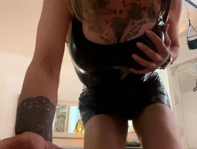 Ich wollte dir nur mal kurz mein geiles neues Lackkleid zeigen