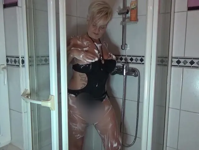 SB in der Dusche im Monokini