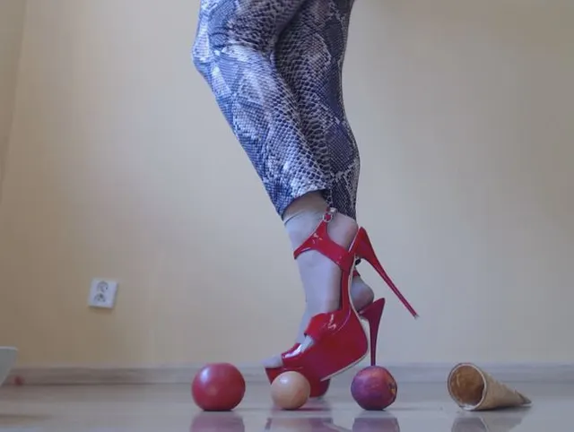 Crush - in sehr hohen Absätzen und in Nylonsocken
