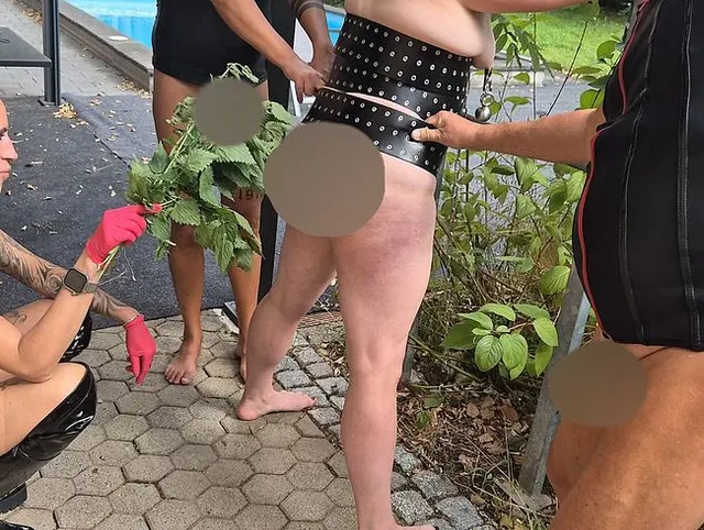 Lady Medusa reibt Brennnesseln an meinen Arsch und meine Fotze!